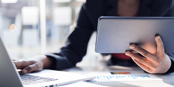Verwendung eines Tablet-Computers und Laptops für tägliche Arbeitsaufgaben